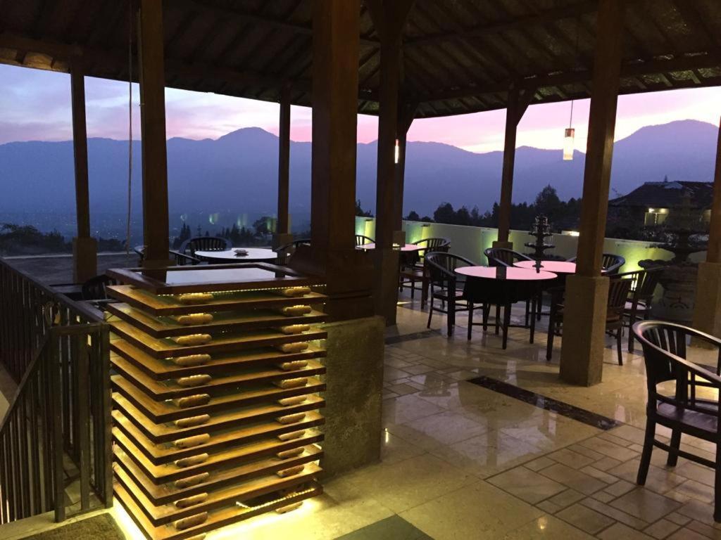 Villa Eaden Puncak Esterno foto